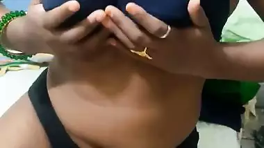 Naughty lady records her nude MMS during girls’ talk