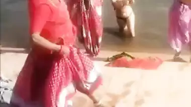 Lusty Bhabhi bathing toipless in pond, Desi porn videos