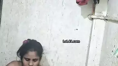 Mature desi aunty bathing video viral MMS shared online