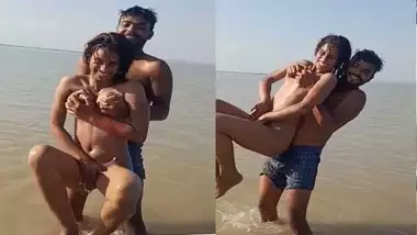 Saliliyo Sex - Enjoying With Busty Desi Slut In River free sex video