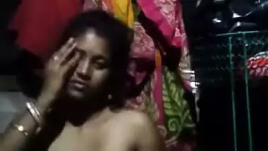 Amateur Desi girl has naked XXX body parts to show off on camera