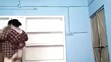 MMS video of mature Bhabhi having XXX affair with fat Desi neighbor