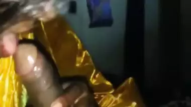 Gadchiroli aunty in saree sucking cock and spreading