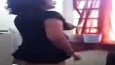 Indian sex video of booby lady shaking her big boobs