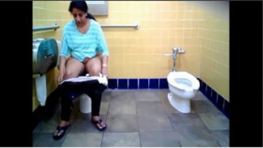 Aunty Sex Potty - Sexy Marathi Aunty Peeing In Public Toilet free sex video