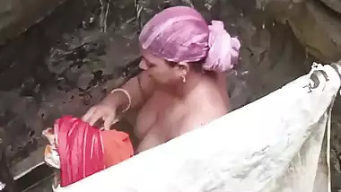 Tanker bhabhi bathing outdoor caught by neighbor