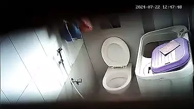 Aunty sitting in toilet and pissing before bathing